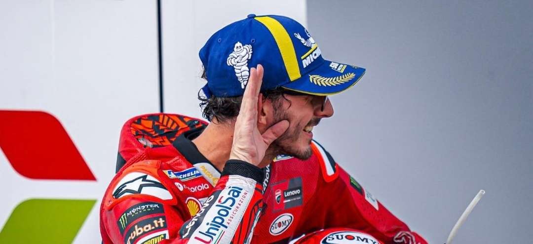 Francesco Bagnaia melakukan selebrasi dengan mengarahkan telinganya sebagai bentuk protes atas komentar miring tentang dirinya sehari sebelum kemenangannya di balapan penuh MotoGP Mandalika. (Foto: Twitter/@PeccoBagnaia)