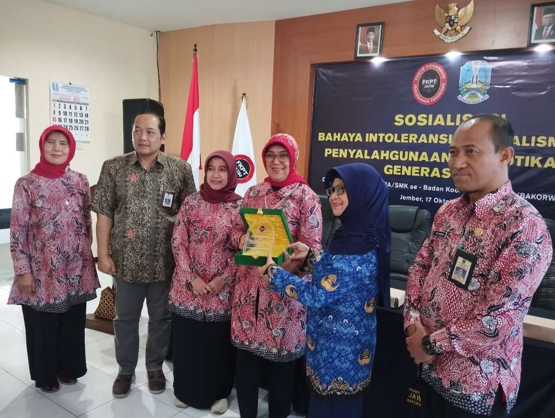 Forum Koordinasi Pencegahan Terorisme (FKPT) Jawa Timur menggelar "Sosialisasi Bahaya Intoleransi, Radikalisme dan Narkoba bagi Generasi Muda", di Bakorwil Jember, Selasa 17 Oktober 2023. (Foto:adi/ngopibareng.id)