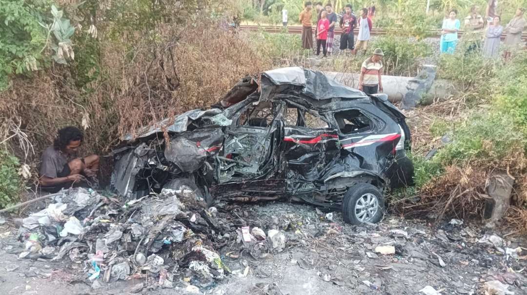 Kondisi mobil Avanza yang hancur ditabrak KA di Lamongan (Foto: Istimewa)