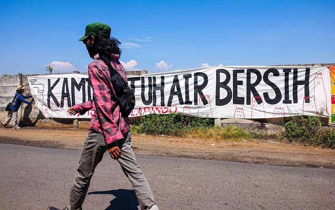 Warga memasang baner di tepi jalan Desa Gempolsari sebagai wujud keluhan terhadap pemerintah (Foto: Aini/Ngopibareng.id)