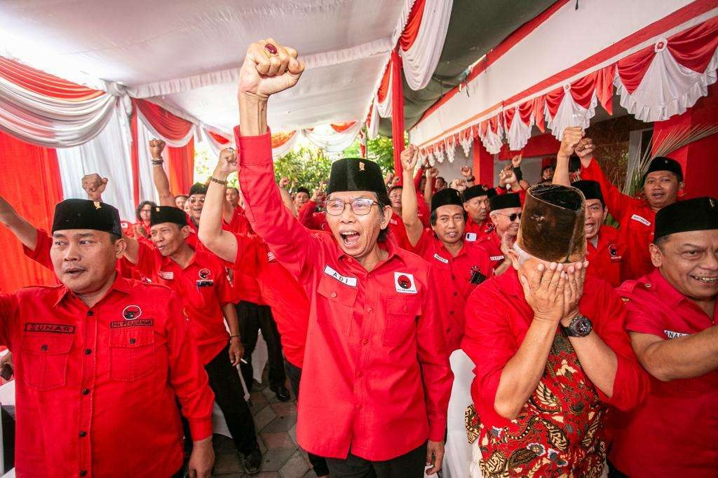Pekik 'merdeka' kader PDIP Kota Surabaya sambut pengumuman Mahdud MD sebagai cawapres Ganjar Pranowo. (Foto: Dok. PDIP Kota Surabaya)