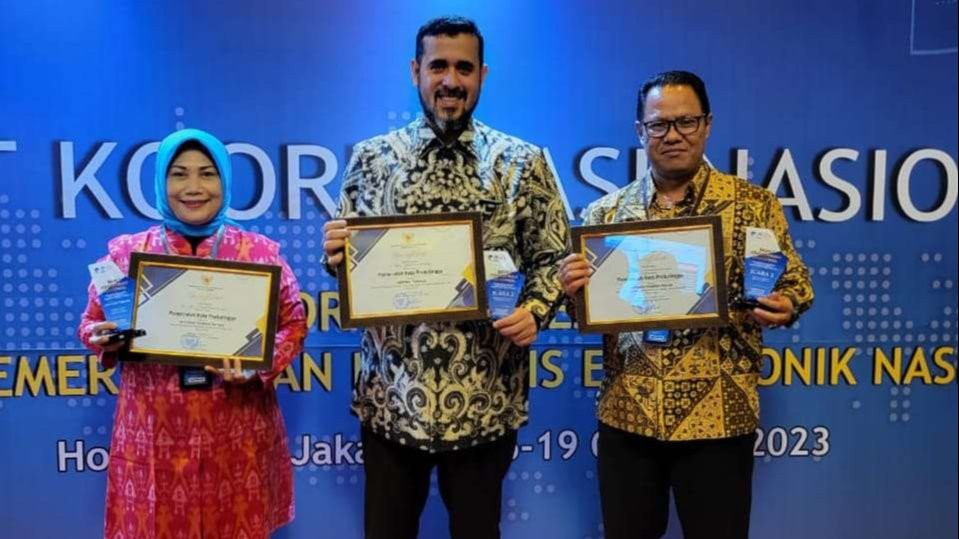 Walikota Probolinggo, Habib Hadi Zainal Abidin saat menerima penghargaan dari Kemenkominfo di Jakarta. (Foto: Dinas Kominfo Kota Probolinggo).