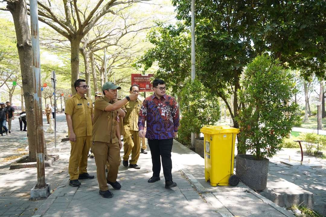 Bupati Kediri Hanindhito Himawan Pramana meminta keberadaan Taman Depo penampungan sampah sementara di Simpang Lima Gumul dipindah. (Foto: Istimewa)