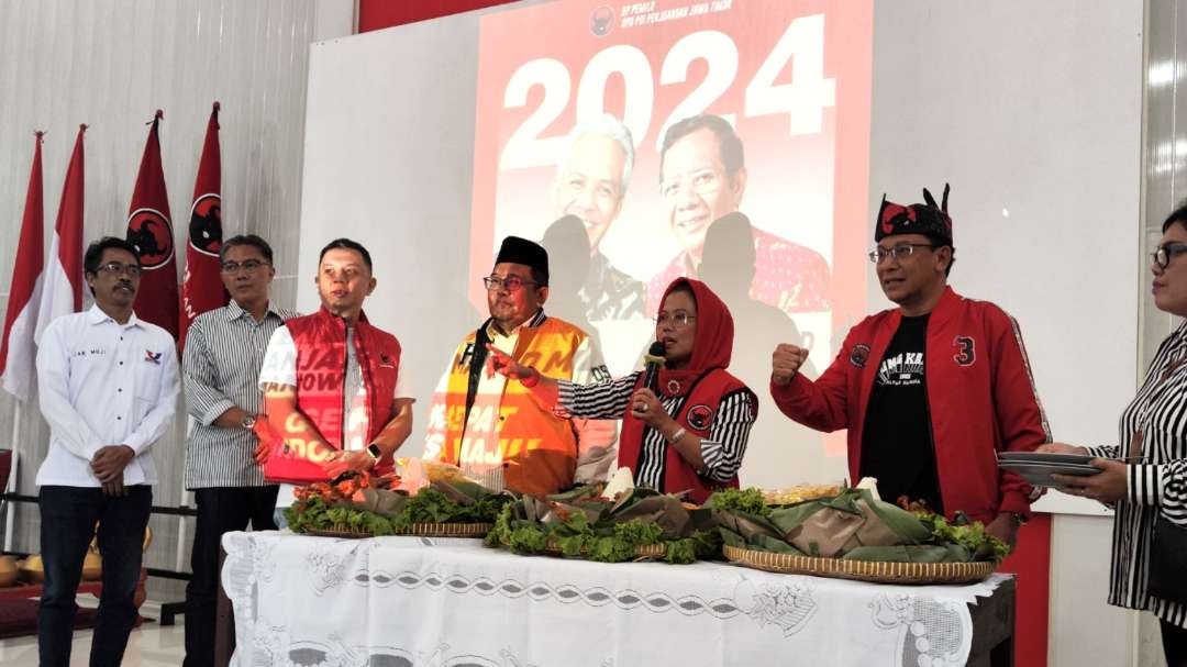 Partai koalisi pengusung Ganjar Pranowo-Mahfud MD di Jatim melakukan potong tumpeng usai pengumuman oleh Ketua Umum PDIP, Megawati Soekarnoputri. (Foto: Fariz Yarbo/Ngopibareng.id)