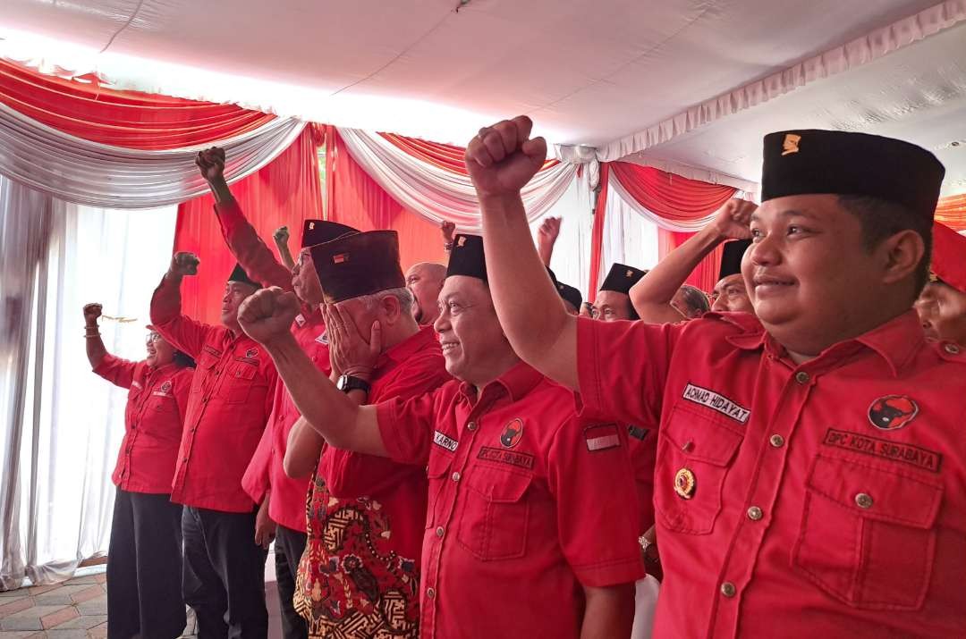 Sorak-sorai DPC Kota Surabaya saat nama Menko Polhukam Mahfud MD resmi diumumkan menjadi bakal cawapres Ganjar Pranowo, Rabu 18 Oktober 2023. (Foto: Pita Sari/Ngopibareng.id)
