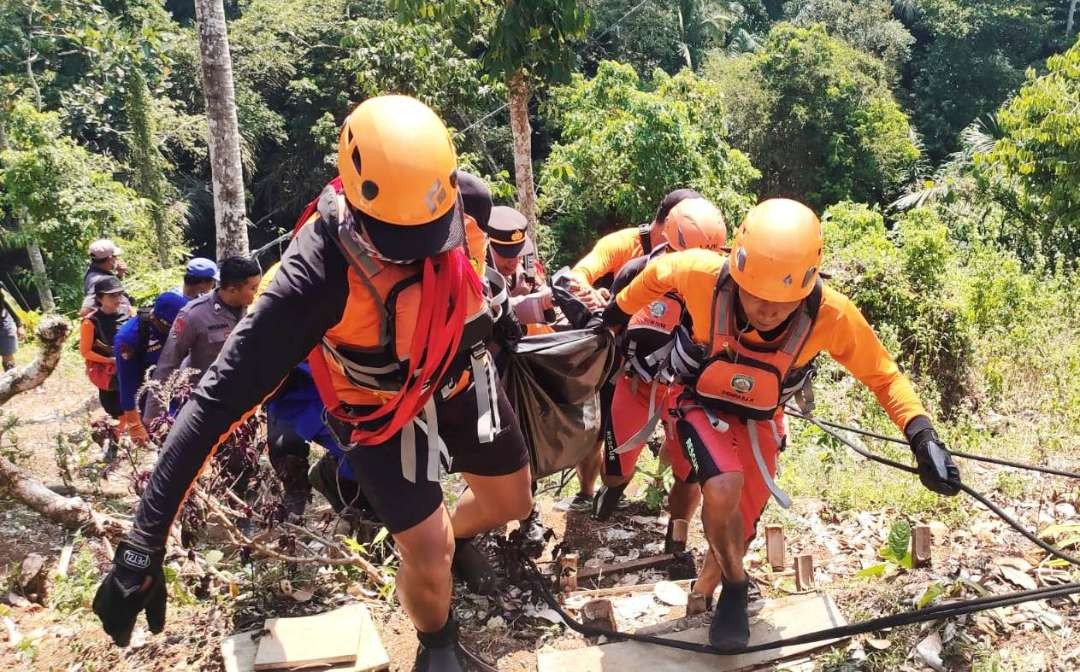 Tim SAR gabungan melakukan evakuasi jenazah kakek yang terjatuh ke jurang. (Foto: Basarnas Bali)