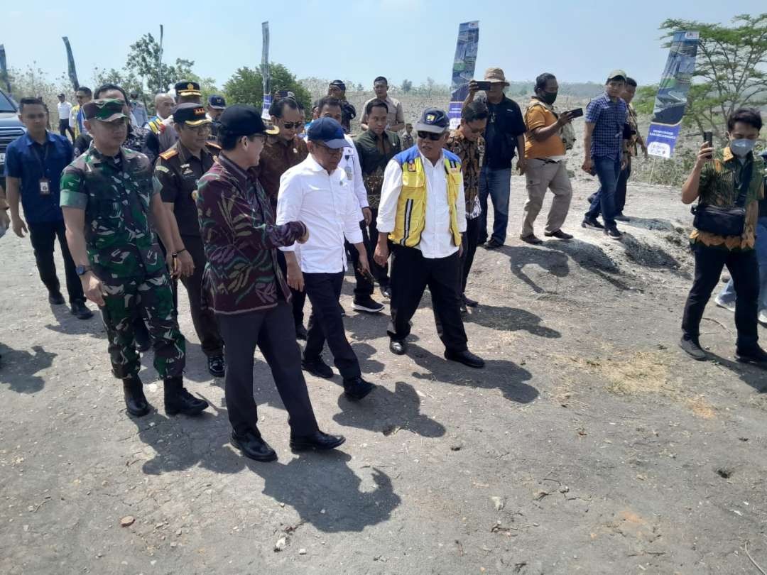 Menteri PUPR Basuki Hadimuljono bersama dengan Mensesneg Pratikno melakukan sidak Proyek Strategis Nasional (PSN) Bendungan Karangnongko. (Foto: Ahmad Sampurno/ Ngopibareng.id)