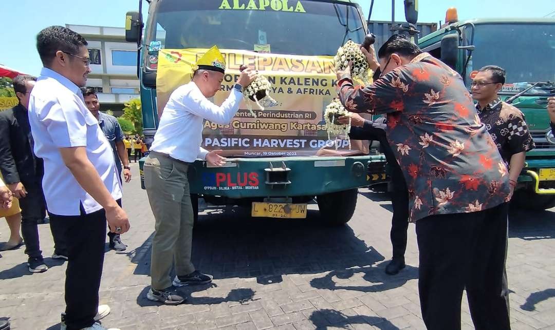 Menteri Perindustrian Agung Gumiwang Kartasasmita memecahkan kendi saat melepas ekspor produk ikan kaleng ke Jerman. (Foto: Muh Hujaini/Ngopibareng.id)