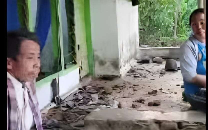 Kondisi rumah korban yang rusak usai dilempari batu bata oleh orang tak dikenal. (Foto: Tangkapan layar video amatir)