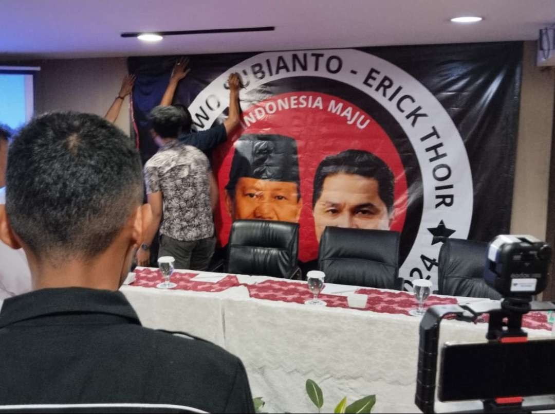 Beredar foto spanduk deklarasi Erick Thohir cawapres Prabowo Subianto. Nama Menteri BUMN sekaligus Ketua PSSI itu typo. (Foto: X Denny Siregar)