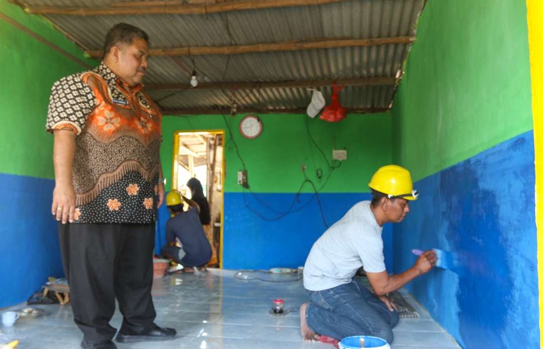 Proses renovasi warung rakyat di Sidoarjo, Jawa Timur. (Foto: Aini Arifin/Ngopibareng.id)