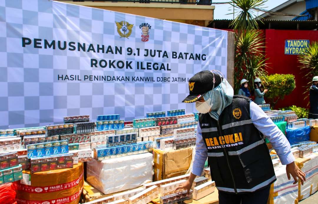 Jutaan batang rokok ilegal saat diamankan petugas Bea Cukai Jatim 1 (Foto : Aini/Ngopibareng.id)
