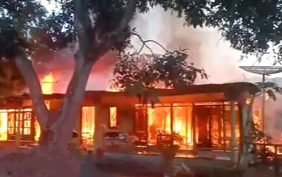 Tiga rumah warga di Desa Sumberpinang, Kecamatan Mlandingan Situbondo terbakar, (Foto: BPBD Situbondo)
