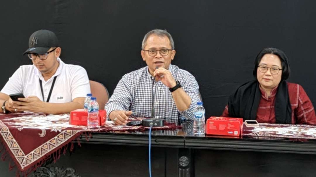 Stafsus Menag Bidang Media dan Komunikasi Publik, Widodo Prasetyo (tengah) dalam konferensi pers di Dispora Jatim, Surabaya, Jumat 20 Oktober 2023. (Foto: Fariz Yarbo/Ngopibareng.id)