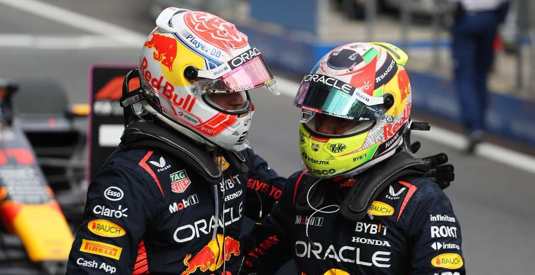 Dua pembalap Red Bull, Max Verstappen dan Sergio Perez. (Foto: Twitter/@redbull)