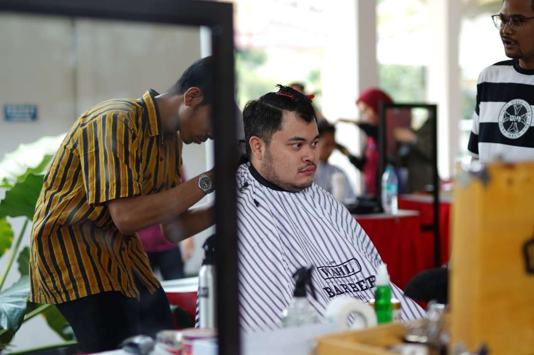 Bupati Kediri Hanindhito Himawan Pramana menjajal potong rambut di Joglo Kantor Pemerintah Kabupaten Kediri (Foto: Istimewa)