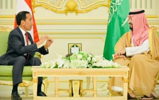 Presiden Joko Widodo melakukan pertemuan bilateral dengan Perdana Menteri (PM) Kerajaan Arab Saudi (KAS) Mohammed bin Salman Al-Saud di Istana Al-Yamamah, Riyadh, pada Kamis, 19 Oktober 2023. (Foto: BPMI Setpres)