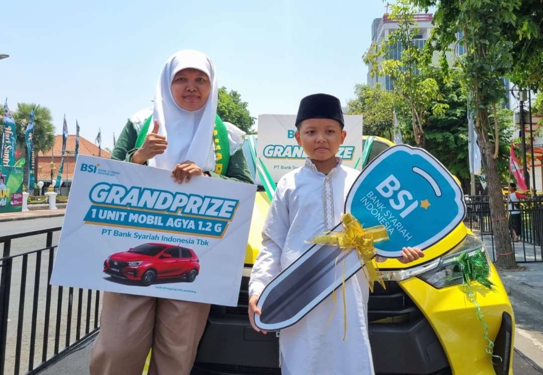 Adit dan ibundanya, Anik berpose di depan mobil hadiah jalan santai Hari Santri di Gedung Negara Grahadi Surabaya, Sabtu 21 Oktober 2023. (Foto: Istimewa)