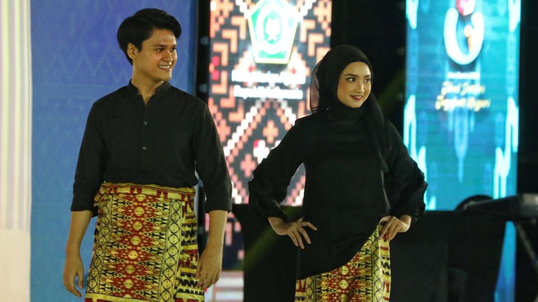 Peraga dalam fashion show sarung santri nusantara di Gedung Negara Grahadi, Surabaya, Sabtu 21 Oktober 2023. (Foto: Fariz Yarbo/Ngopibareng.id)