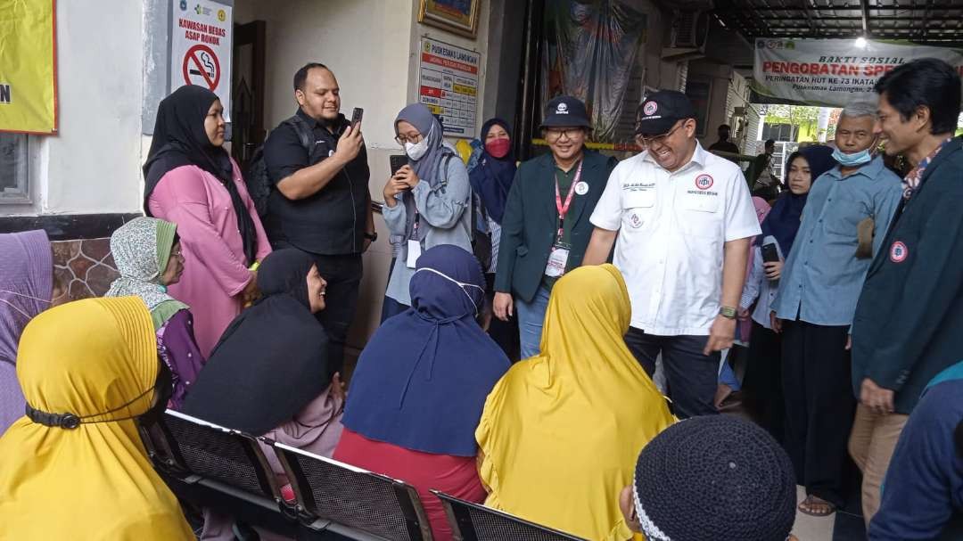 Ketua Umum Pengurus Besar (PB) IDI, dr. Adib Khumaidi saat berdialog dengan peserta pengobatan gratis di Puskesmas Lamongan. (Foto: Imron Rosidi/Ngooibareng.id)
