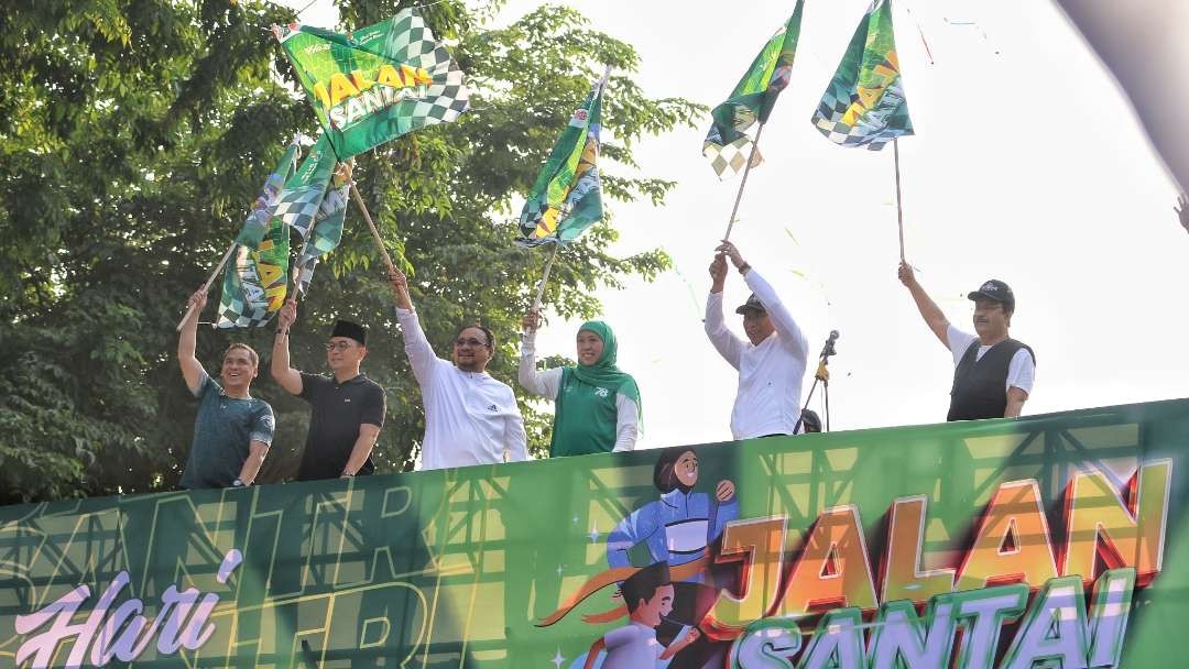 Ketua PBNU, KH Yahya Cholil Staquf (dua dari kanan) melepas Jalan Santai Santri di Jalan Gubernur Suryo, Surabaya, Sabtu 21 Oktober 2023. (Foto: Fariz Yarbo/Ngopibareng.id)