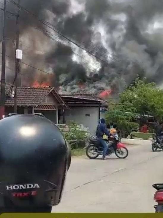 Kebakaran sebuah rumah di Desa/Kecamatan Ngambon, Kabupaten Bojonegoro pada Sabtu 21 Oktober 2023. (Foto: tangkapan layar)