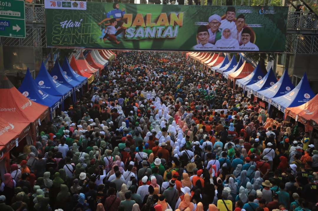 KH Yahya Cholil Staquf saat melepas Jalan Santai Hari Santri 2023 di Surabaya, Sabtu (21 Oktober 2023). (Foto:ltn-pbnu)