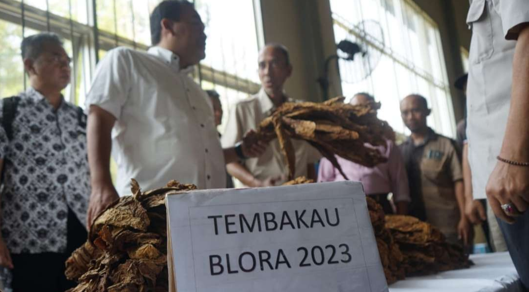 Bupati Blora dampingi petani tembakau Blora jual hasil panen ke perusaah di Rembang. (Foto: Ahmad Sampurno/Ngopibareng.id)