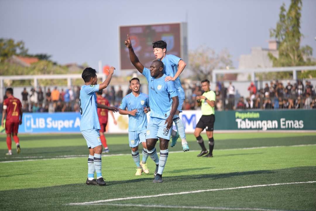 Herman Dzumafo selebrasi usai mencetak gol lewat titik penalti (Foto : Istimewa)