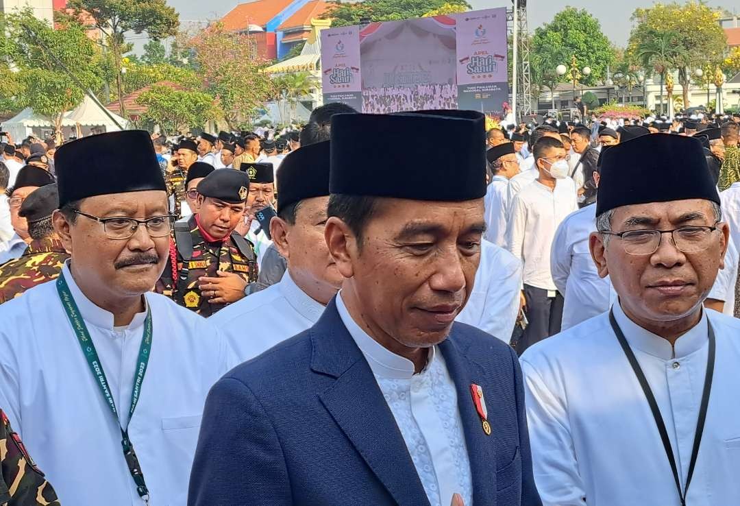 Presiden Jokowi restui dan doakan Gibran jadi cawapres. Dia mengatakan itu saat ditemui usai apel Hari Santri 2023 di Tugu Pahlawan Surabaya. (Foto: Pita Sari/Ngopibareng.id)