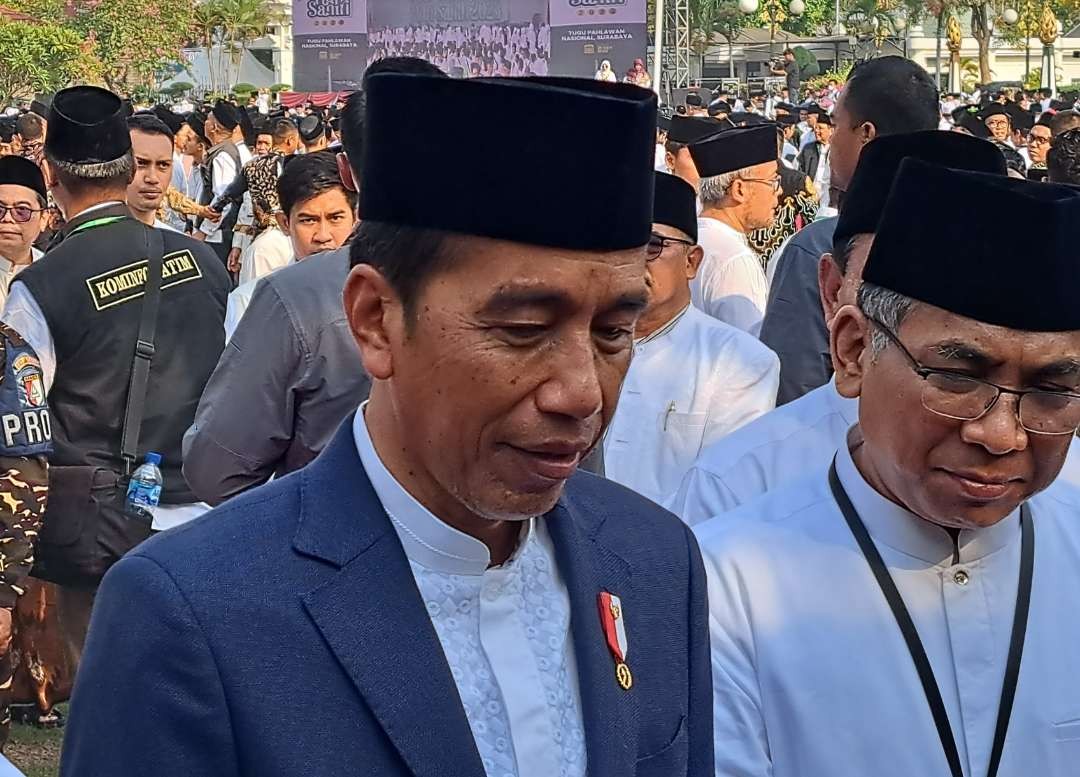 Presiden Joko Widodo saat ditemui usai menjadi pembina apel Hari Santri di Tugu Pahlawan, Minggu, 22 Oktober 2023. (Foto: Pita Sari/Ngopibareng.id)