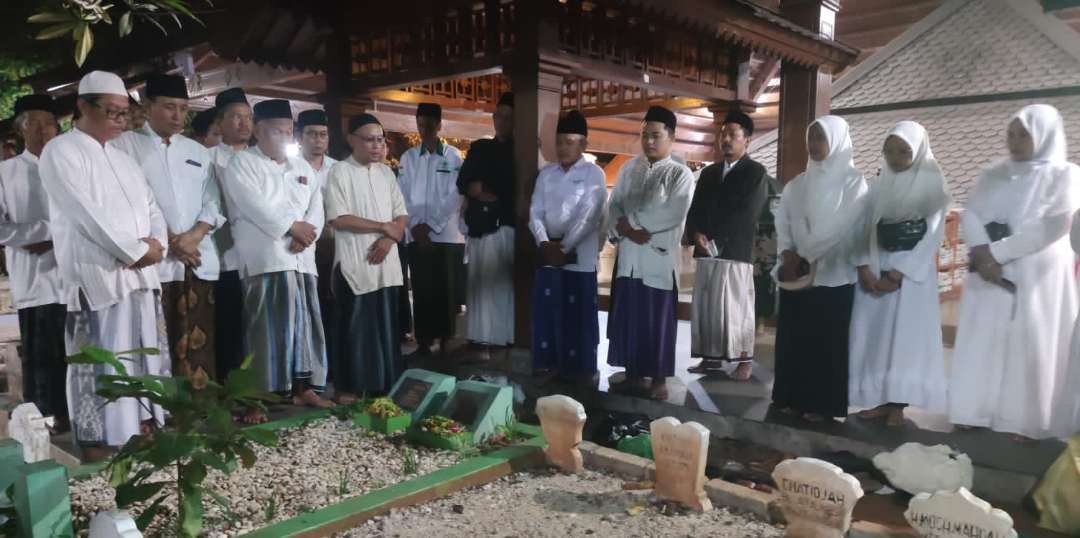Pengurus MWC NU Kecamatan Tuban ziarah di komplek makam Sunan Bonang dalam rangka memperingati Hari Santri Nasional (HSN) tahun 2023 (Foto: Istimewa)