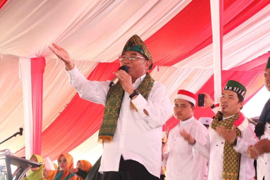 Menteri Koordinator Bidang Pembangunan Manusia dan Kebudayaan (Menko PMK) Muhadjir Effendy memberikan sambutan pada Peringatan Hari Santri Nasional Tahun 2023 di Lapangan Simpang B2, Kabupaten Musi Banyuasin, Sumatera Selatan pada Minggu, 22 Oktober 2023. (Foto: Kemenko PMK)