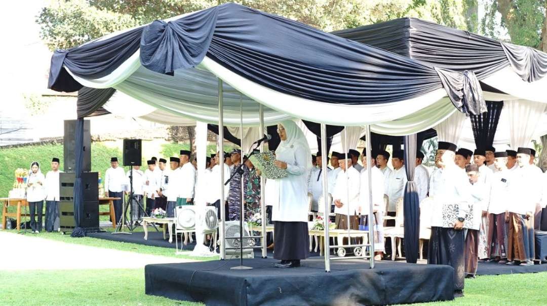 Bupati Ipuk Fiestiandani memimpin upacara Hari Santri Nasional (Foto:Humas Pemkab Banyuwangi)