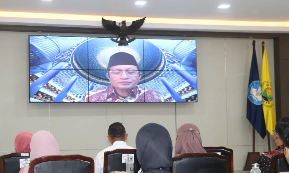 Guru Besar UIN Syarif Hidayatullah Jakarta, Prof. KH. Nasruddin Umar saat hadir secara daring di acara The First International Conference on Gender and Feminism (ICoGeF) 2023, 21 dan 22 Oktober 2023, dari PSG Universitas Jember. (Foto: Unej)