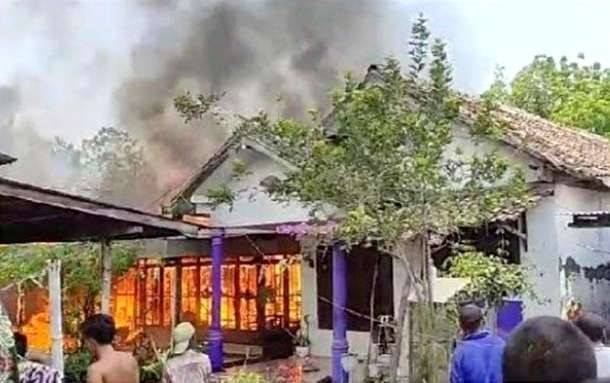 Api mengamuk membakar enam rumah warga Desa Sopet, Kecamatan Jangkar Situbondo, saat pemiliknya pergi kerja di ladang.(Foto: Polsek Jangkar Situbondo)