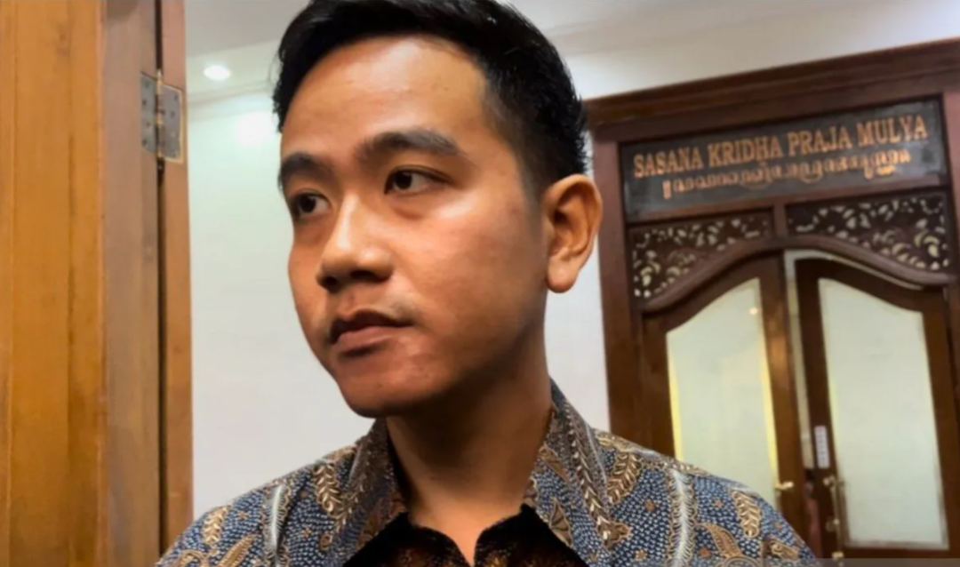Gibran Rakabuming Raka resmi digandeng menjadi calon wakil presiden dari Prabowo Subianto. Guru Besar Unair Kacung Marijan menjelaskan untung ruginya. (Foto: Ant)