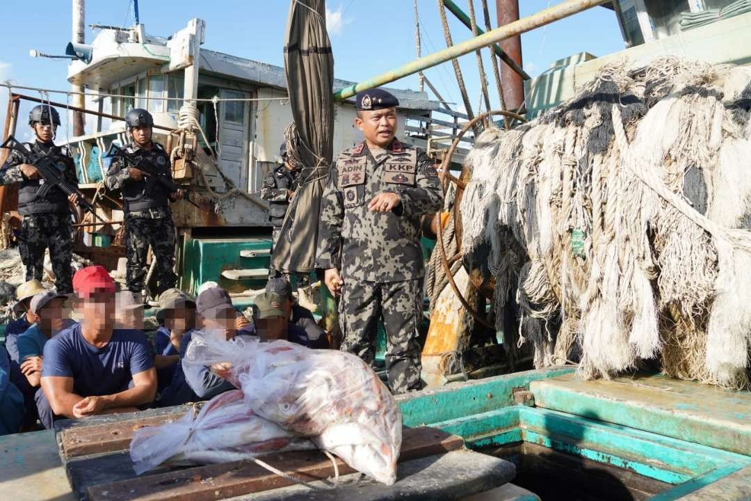 Hasil operasiKementerian Kelautan dan Perikanan (KKP) berupa 1 (satu) unit Kapal Ikan Asing (KIA) berbendera Malaysia ditangkap di perairan Selat Malaka. Kemudian 5 unit kapal ikan Indonesia (KII) diamankan di Perairan Teluk Tolo dan Laut Sulawesi, pada Minggu 22 Oktober 2023. (Foto: dok. kkp)