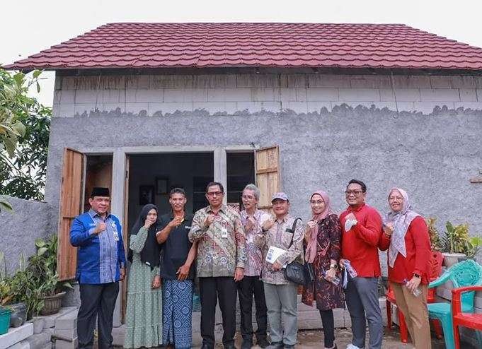 Pj Gubernur Jawa Tengah, Nana Sudjana (empat kiri), berkunjung ke salah satu rumah warga Program Tuku Lemah Oleh Omah. (Foto: Humas Pemprov Jateng)