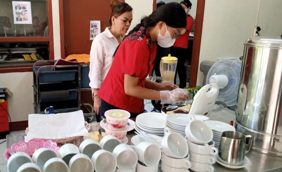 Siswa SMKN 1 Manado program studi perhotelan, tidak hanya kenyang dengan teori, tapi harus diimplementasikan dalam praktik di kafe sekolah. (Foto: Asmanu Sudharso/Ngopibareng.id)