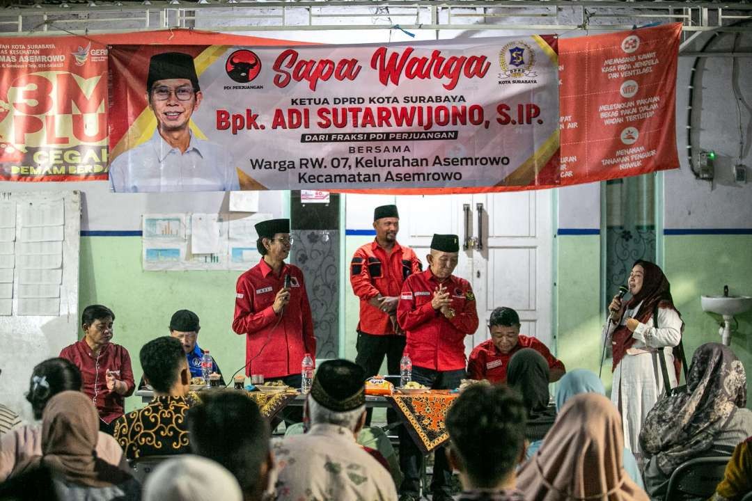 Ketua DPC PDI Perjuangan Kota Surabaya, Adi Sutarwijono menangkap respons masyarakat yang positif dan antusias di banyak titik kampung, kader-kader banteng mengenalkan capres-cawapres Ganjar Pranowo-Mahfud MD. (Foto: Dokumentasi PDIP Surabaya)