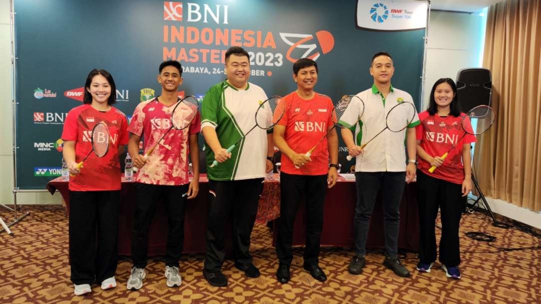 Ketua Panitia Indonesia Masters 2023, Armand Darmadji (tiga dari kiri) beserta panitia dan atlet usai konferensi pers di Surabaya, Senin 23 Oktober 2023. (Foto: Fariz Yarbo/Ngopibareng.id)