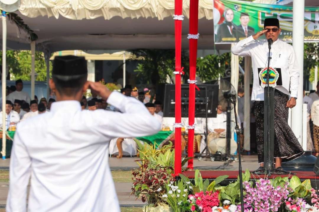 Penjabat (Pj) Gubernur Jawa Tengah, Nana Sudjana memimpin Apel Peringatan Hari Santri Nasional di Alun-alun Demak, Minggu 22 Oktober 2023. (Foto: Humas Pemprov Jateng)