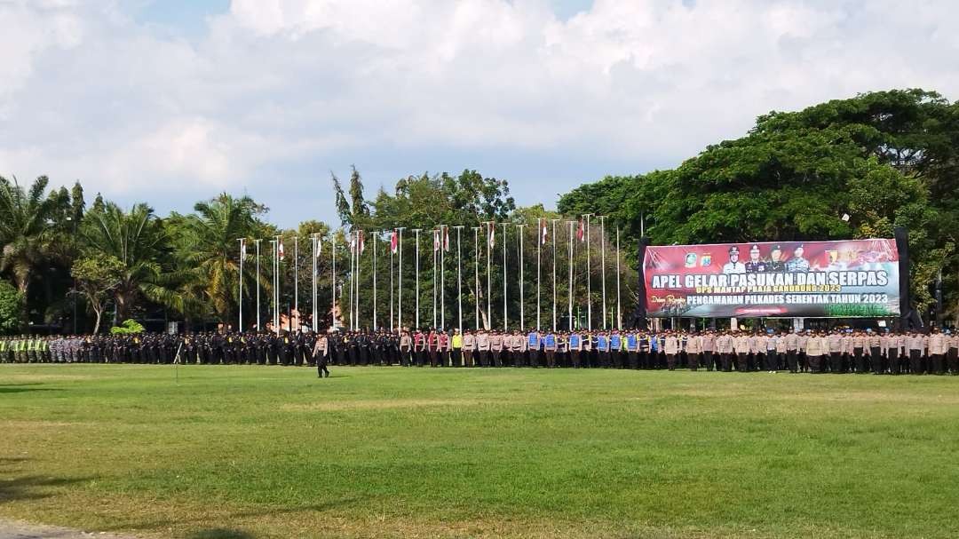 Ribuan personel mengikuti apel gelar dan pergeseran pasukan di Taman Blambangan  (foto: Muh Hujaini/Ngopibareng.id)