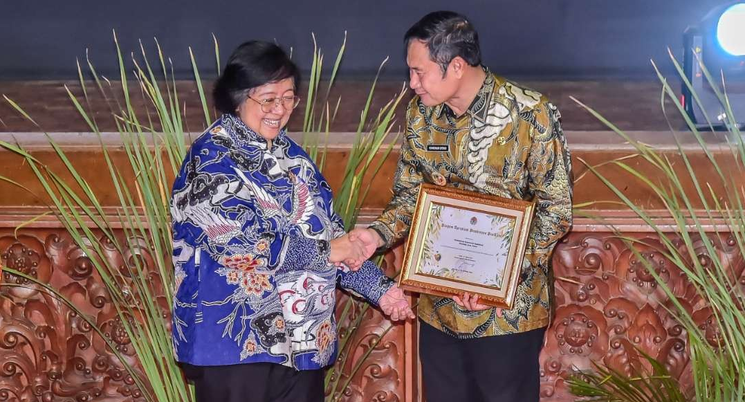 Bupati Lamongan Yuhronur Efendi saat menerima penghargaan dari Menteri Kementerian Lingkungan Hidup dan Kehutanan RI, Siti Nurbaya ) Foto:Istimewa)