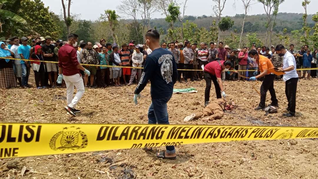Petugas kepolisian melakukan identifikasi terhadap jenazah korban pembacokan (Khoirul Huda/Ngopibareng.id)
