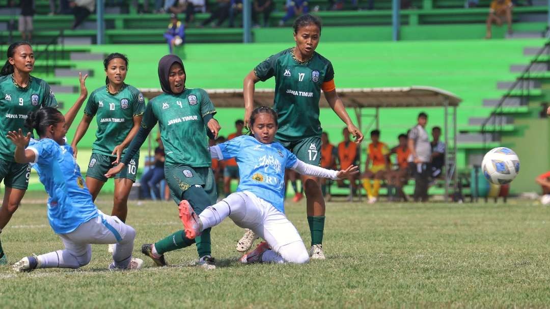 Pemain Jatim, Alzahna Firzalvia (tengah) berhasil melepas tembakan yang menjadi gol saat melawan Jawa Barat di Stadion Jenggolo, Surabaya, Rabu 25 Oktober 2023. (Foto: Fariz Yarbo/Ngopibareng.id)