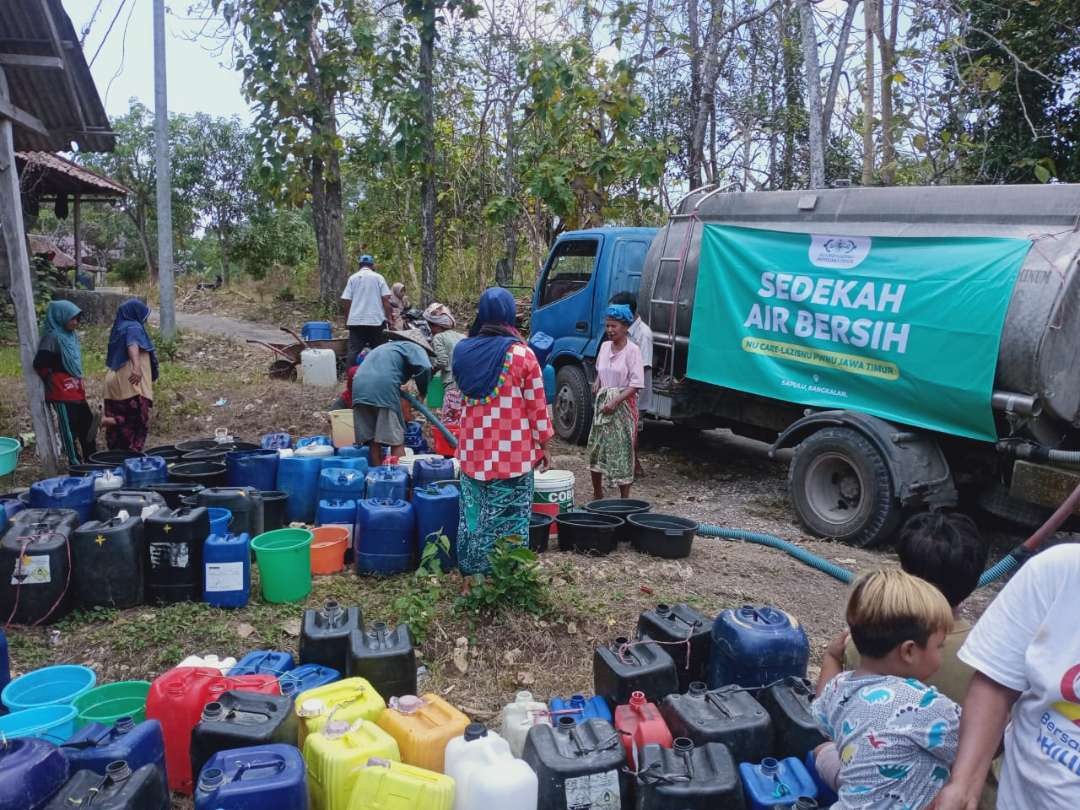NU Care-LAZISNU se-Jawa Timur berkolaborasi menyalurkan bantuan air bersih ke berbagai daerah di Jawa Timur. (Foto:lazisnu-jatim)