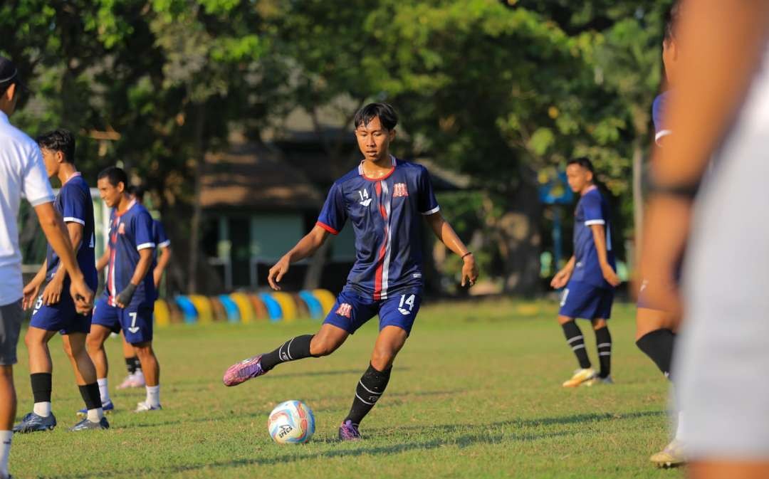 Pemain Persebaya, Denny Agus, saat mengikuti latihan bersama skuat Deltras FC. (Foto: Aini Arifin/Ngopibareng.id)