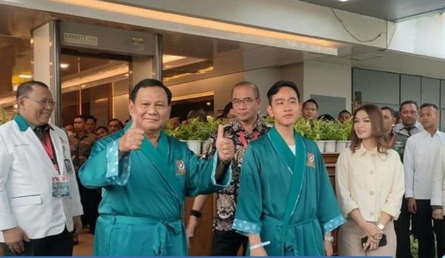 Capres-cawapres Prabowo Subianto dan Gibran Rakabuming Raka menjalani tes kesehatan bersama Komisi Pemilihan Umum (KPU) di RSPAD Gatot Soebroto Jakarta, Kamis 26 Oktober 2023. (Foto: Dokumentasi RSPAD)